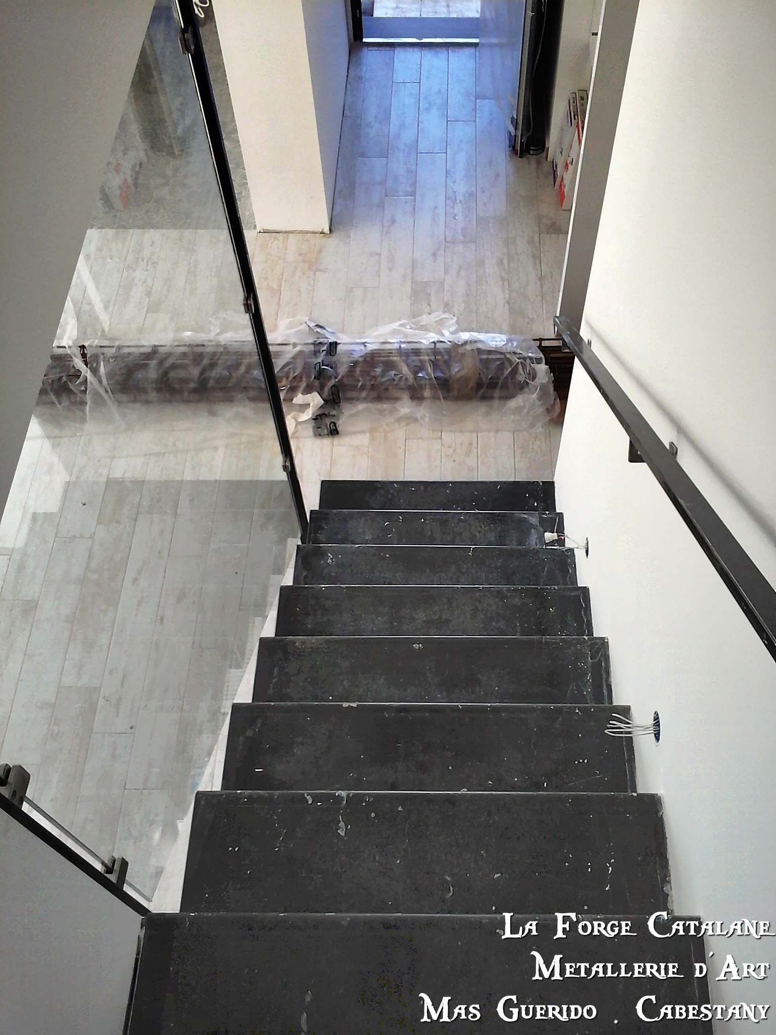 escalier tole pliee rampant en verre forge catalane.jpg